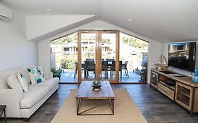 12 Rocks Beach View Loft Central Port Campbell